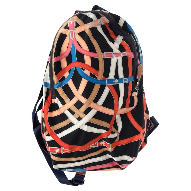 VINTAGE, RRP SOM NY  
Hermès Barenia Cavalcadour Airsilk Ryggsäck utstrålar avslappnad stil med sin flerfärgade silkeskonstruktion och dess ridsportsbälte-design. Med gott om utrymme inuti och en praktisk tryckknappsficka är denna stiliga ryggsäck både lyxig och funktionell. Dess unika design kommer att dra till sig blickar samtidigt som dina nödvändigheter hålls organiserade.  

Hermès Barenia Cavalcadour Airsilk Ryggsäck i Flerfärgat Silke  
Skick: Utmärkt  
Tecken på slitage: Ingen detaljhandelsetikett, Inga synliga tecken på slitage.  
Förpackning: Ingen  
Färg: Flerfärgad | flerfärgad  
Material: Silke  
Storlek: En Storlek | En Storlek  
Mått: Bredd: 125; Höjd: 160; Längd: 110  
SKU: NAPPUGBBA457664W
