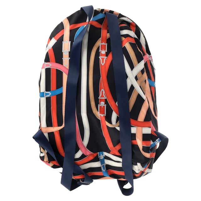 VINTAGE, RRP SOM NY  
Hermès Barenia Cavalcadour Airsilk Ryggsäck utstrålar avslappnad stil med sin flerfärgade silkeskonstruktion och dess ridsportsbälte-design. Med gott om utrymme inuti och en praktisk tryckknappsficka är denna stiliga ryggsäck både lyxig och funktionell. Dess unika design kommer att dra till sig blickar samtidigt som dina nödvändigheter hålls organiserade.  

Hermès Barenia Cavalcadour Airsilk Ryggsäck i Flerfärgat Silke  
Skick: Utmärkt  
Tecken på slitage: Ingen detaljhandelsetikett, Inga synliga tecken på slitage.  
Förpackning: Ingen  
Färg: Flerfärgad | flerfärgad  
Material: Silke  
Storlek: En Storlek | En Storlek  
Mått: Bredd: 125; Höjd: 160; Längd: 110  
SKU: NAPPUGBBA457664W