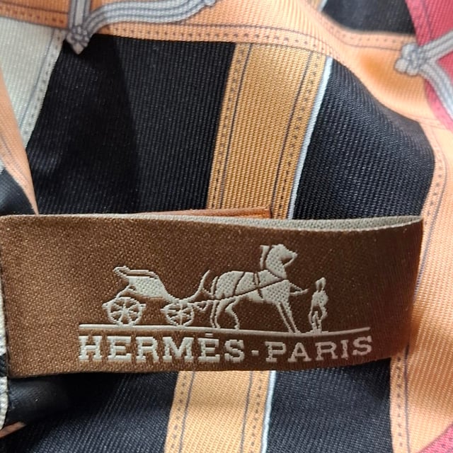 VINTAGE, RRP SOM NY  
Hermès Barenia Cavalcadour Airsilk Ryggsäck utstrålar avslappnad stil med sin flerfärgade silkeskonstruktion och dess ridsportsbälte-design. Med gott om utrymme inuti och en praktisk tryckknappsficka är denna stiliga ryggsäck både lyxig och funktionell. Dess unika design kommer att dra till sig blickar samtidigt som dina nödvändigheter hålls organiserade.  

Hermès Barenia Cavalcadour Airsilk Ryggsäck i Flerfärgat Silke  
Skick: Utmärkt  
Tecken på slitage: Ingen detaljhandelsetikett, Inga synliga tecken på slitage.  
Förpackning: Ingen  
Färg: Flerfärgad | flerfärgad  
Material: Silke  
Storlek: En Storlek | En Storlek  
Mått: Bredd: 125; Höjd: 160; Längd: 110  
SKU: NAPPUGBBA457664W
