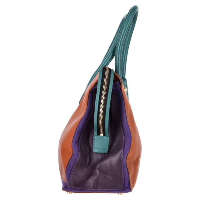 VINTAGE, RRP AS NEW
The Saint Laurent Muse Two Bag in Multicolor Leather and Suede is the epitome of elegant, everyday luxury. Crafted from high-quality grained calfskin leather and accented with polished gold hardware, this tote offers both style and practicality. The spacious fabric interior, featuring accordion sides and a zipper pocket, makes it perfect for organizing your essentials.


Saint Laurent Muse Two Bag in Multicolor Leather and Suede 
Condition: good
Signs of wear: No retail tag, No visible sign of wear.,  Marks on exterior
Packaging: None
Color: Multicolor | multicolor
Material: Leather | leather
Size: One Size | One Size
Measurements: Width: 160; Height: 135; Length: 165; Handle drop: 105; Strap length: 0
SKU: NAPPUGBBA457651W