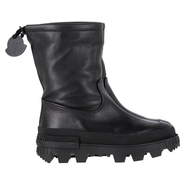 VINTAGE, RRP AS NEW
These Moncler Moscova ankle boots in black buffed leather are a perfect blend of style and functionality. The boots feature a distinctive leather logo patch and fleece trim at the rolled collar, adding a touch of luxury and warmth. The embossed logo at the heel counter gives them an elevated, signature look. Lined with soft fleece, these boots provide comfort and insulation, while the textured rubber midsole and treaded rubber outsole ensure superior grip and durability. Perfect for colder months, these boots are a versatile addition to any wardrobe.


Moncler Moscova Logo-Embossed Ankle Boots in Black Leather
Condition: Very good
Signs of wear: Minor markings, Lightly used but very well maintained. Minor mark at soles & creasing, light scuffing at the soles and heels.
Packaging: None
Color: black
Material: Leather | leather
Size: EU | 38/US8
Measurements: Heel height: 70; Insole length: 290
SKU: NAPPUGBSH458854W