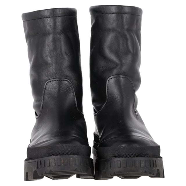VINTAGE, RRP AS NEW
These Moncler Moscova ankle boots in black buffed leather are a perfect blend of style and functionality. The boots feature a distinctive leather logo patch and fleece trim at the rolled collar, adding a touch of luxury and warmth. The embossed logo at the heel counter gives them an elevated, signature look. Lined with soft fleece, these boots provide comfort and insulation, while the textured rubber midsole and treaded rubber outsole ensure superior grip and durability. Perfect for colder months, these boots are a versatile addition to any wardrobe.


Moncler Moscova Logo-Embossed Ankle Boots in Black Leather
Condition: Very good
Signs of wear: Minor markings, Lightly used but very well maintained. Minor mark at soles & creasing, light scuffing at the soles and heels.
Packaging: None
Color: black
Material: Leather | leather
Size: EU | 38/US8
Measurements: Heel height: 70; Insole length: 290
SKU: NAPPUGBSH458854W