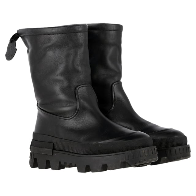 VINTAGE, RRP AS NEW
These Moncler Moscova ankle boots in black buffed leather are a perfect blend of style and functionality. The boots feature a distinctive leather logo patch and fleece trim at the rolled collar, adding a touch of luxury and warmth. The embossed logo at the heel counter gives them an elevated, signature look. Lined with soft fleece, these boots provide comfort and insulation, while the textured rubber midsole and treaded rubber outsole ensure superior grip and durability. Perfect for colder months, these boots are a versatile addition to any wardrobe.


Moncler Moscova Logo-Embossed Ankle Boots in Black Leather
Condition: Very good
Signs of wear: Minor markings, Lightly used but very well maintained. Minor mark at soles & creasing, light scuffing at the soles and heels.
Packaging: None
Color: black
Material: Leather | leather
Size: EU | 38/US8
Measurements: Heel height: 70; Insole length: 290
SKU: NAPPUGBSH458854W