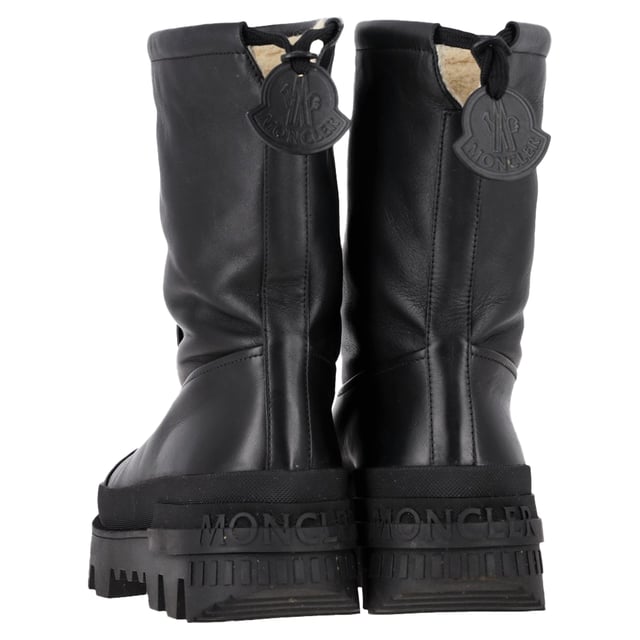 VINTAGE, RRP AS NEW
These Moncler Moscova ankle boots in black buffed leather are a perfect blend of style and functionality. The boots feature a distinctive leather logo patch and fleece trim at the rolled collar, adding a touch of luxury and warmth. The embossed logo at the heel counter gives them an elevated, signature look. Lined with soft fleece, these boots provide comfort and insulation, while the textured rubber midsole and treaded rubber outsole ensure superior grip and durability. Perfect for colder months, these boots are a versatile addition to any wardrobe.


Moncler Moscova Logo-Embossed Ankle Boots in Black Leather
Condition: Very good
Signs of wear: Minor markings, Lightly used but very well maintained. Minor mark at soles & creasing, light scuffing at the soles and heels.
Packaging: None
Color: black
Material: Leather | leather
Size: EU | 38/US8
Measurements: Heel height: 70; Insole length: 290
SKU: NAPPUGBSH458854W