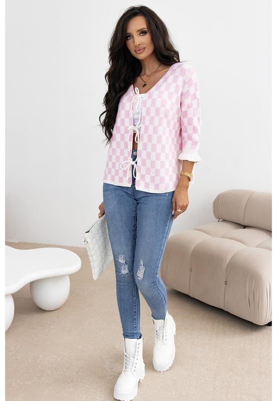 Patrón de cuadros en rosa claro  
Lazo en la parte frontal para un ajuste personalizable  
Mangas 3/4 con volantes para un toque femenino  
Estilo versátil para pantalones y faldas  
Alta elasticidad para comodidad y ajuste  
Material: 50% Viscosa 28% Poliéster 22% Poliamida