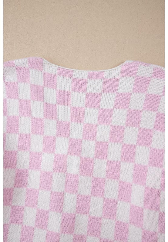 Patrón de cuadros en rosa claro  
Lazo en la parte frontal para un ajuste personalizable  
Mangas 3/4 con volantes para un toque femenino  
Estilo versátil para pantalones y faldas  
Alta elasticidad para comodidad y ajuste  
Material: 50% Viscosa 28% Poliéster 22% Poliamida