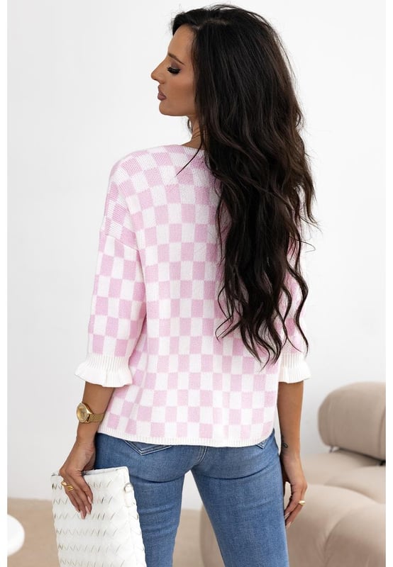 Patrón de cuadros en rosa claro  
Lazo en la parte frontal para un ajuste personalizable  
Mangas 3/4 con volantes para un toque femenino  
Estilo versátil para pantalones y faldas  
Alta elasticidad para comodidad y ajuste  
Material: 50% Viscosa 28% Poliéster 22% Poliamida