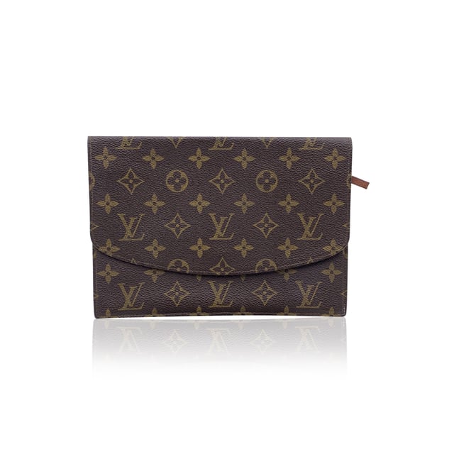 VINTAGE, RRP AS NEW
Step into timeless elegance with this Vintage Louis Vuitton 'Rabat' Clutch-a true testament to the brand's iconic craftsmanship and enduring style. Crafted from the classic brown monogram canvas, this chic piece exudes sophistication and luxury with every glance. The bag features a flap with a secure button closure, opening to reveal a sleek leather-lined interior that boasts both functionality and beauty. Beneath the flap, you'll find a handy zip pocket, while the reverse of the flap showcases an additional open pocket for easy access to your essentials.  The leather interior is just as refined, marked with the prestigious "LOUIS VUITTON Paris - made in France" engraving, further affirming its craftmanship. Inside, you'll also discover the engraved serial number, offering further peace of mind in knowing you're carrying a genuine Louis Vuitton creation. This stunning 'Rabat' clutch is perfect for those who appreciate the art of vintage luxury and wish to add a piece of fashion history to their collection. Condition Rating: B - VERY GOOD CONDITIONCondition Details: Gently used. Some light scratches on leather inside due to normal use. Please, see the photos and/or ask if you have any doubts or if you need more information.Measurements (cm):Depth: 2.5Height: 16.5Length: 22.9Other Details: Dustbag? NoKeys? NoBox? No Measurments:  width: 25 mm length: 229 mm height: 165 mm