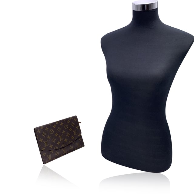 VINTAGE, RRP AS NEW
Step into timeless elegance with this Vintage Louis Vuitton 'Rabat' Clutch-a true testament to the brand's iconic craftsmanship and enduring style. Crafted from the classic brown monogram canvas, this chic piece exudes sophistication and luxury with every glance. The bag features a flap with a secure button closure, opening to reveal a sleek leather-lined interior that boasts both functionality and beauty. Beneath the flap, you'll find a handy zip pocket, while the reverse of the flap showcases an additional open pocket for easy access to your essentials.  The leather interior is just as refined, marked with the prestigious "LOUIS VUITTON Paris - made in France" engraving, further affirming its craftmanship. Inside, you'll also discover the engraved serial number, offering further peace of mind in knowing you're carrying a genuine Louis Vuitton creation. This stunning 'Rabat' clutch is perfect for those who appreciate the art of vintage luxury and wish to add a piece of fashion history to their collection. Condition Rating: B - VERY GOOD CONDITIONCondition Details: Gently used. Some light scratches on leather inside due to normal use. Please, see the photos and/or ask if you have any doubts or if you need more information.Measurements (cm):Depth: 2.5Height: 16.5Length: 22.9Other Details: Dustbag? NoKeys? NoBox? No Measurments:  width: 25 mm length: 229 mm height: 165 mm