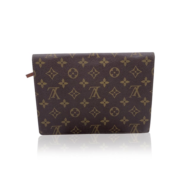 VINTAGE, RRP AS NEW
Step into timeless elegance with this Vintage Louis Vuitton 'Rabat' Clutch-a true testament to the brand's iconic craftsmanship and enduring style. Crafted from the classic brown monogram canvas, this chic piece exudes sophistication and luxury with every glance. The bag features a flap with a secure button closure, opening to reveal a sleek leather-lined interior that boasts both functionality and beauty. Beneath the flap, you'll find a handy zip pocket, while the reverse of the flap showcases an additional open pocket for easy access to your essentials.  The leather interior is just as refined, marked with the prestigious "LOUIS VUITTON Paris - made in France" engraving, further affirming its craftmanship. Inside, you'll also discover the engraved serial number, offering further peace of mind in knowing you're carrying a genuine Louis Vuitton creation. This stunning 'Rabat' clutch is perfect for those who appreciate the art of vintage luxury and wish to add a piece of fashion history to their collection. Condition Rating: B - VERY GOOD CONDITIONCondition Details: Gently used. Some light scratches on leather inside due to normal use. Please, see the photos and/or ask if you have any doubts or if you need more information.Measurements (cm):Depth: 2.5Height: 16.5Length: 22.9Other Details: Dustbag? NoKeys? NoBox? No Measurments:  width: 25 mm length: 229 mm height: 165 mm