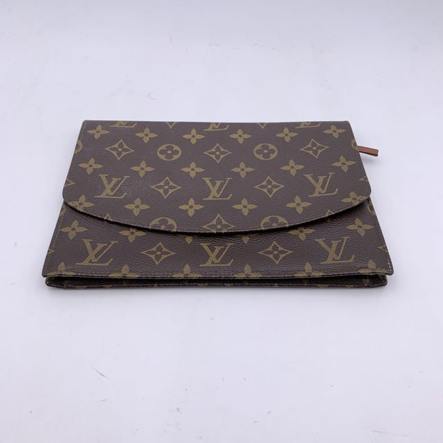 VINTAGE, RRP AS NEW
Step into timeless elegance with this Vintage Louis Vuitton 'Rabat' Clutch-a true testament to the brand's iconic craftsmanship and enduring style. Crafted from the classic brown monogram canvas, this chic piece exudes sophistication and luxury with every glance. The bag features a flap with a secure button closure, opening to reveal a sleek leather-lined interior that boasts both functionality and beauty. Beneath the flap, you'll find a handy zip pocket, while the reverse of the flap showcases an additional open pocket for easy access to your essentials.  The leather interior is just as refined, marked with the prestigious "LOUIS VUITTON Paris - made in France" engraving, further affirming its craftmanship. Inside, you'll also discover the engraved serial number, offering further peace of mind in knowing you're carrying a genuine Louis Vuitton creation. This stunning 'Rabat' clutch is perfect for those who appreciate the art of vintage luxury and wish to add a piece of fashion history to their collection. Condition Rating: B - VERY GOOD CONDITIONCondition Details: Gently used. Some light scratches on leather inside due to normal use. Please, see the photos and/or ask if you have any doubts or if you need more information.Measurements (cm):Depth: 2.5Height: 16.5Length: 22.9Other Details: Dustbag? NoKeys? NoBox? No Measurments:  width: 25 mm length: 229 mm height: 165 mm
