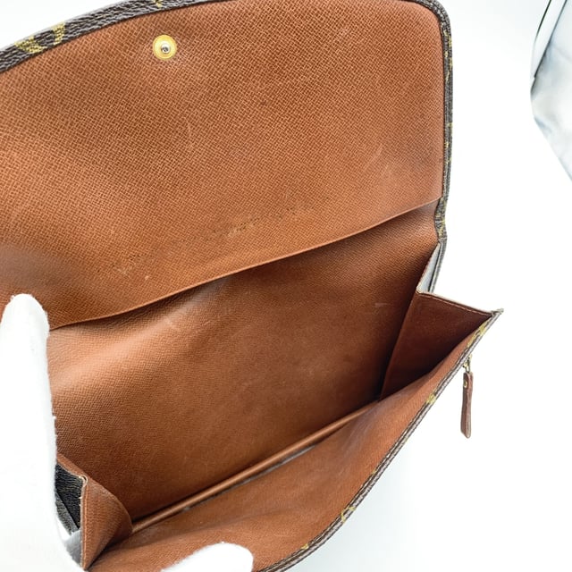 VINTAGE, RRP AS NEW
Step into timeless elegance with this Vintage Louis Vuitton 'Rabat' Clutch-a true testament to the brand's iconic craftsmanship and enduring style. Crafted from the classic brown monogram canvas, this chic piece exudes sophistication and luxury with every glance. The bag features a flap with a secure button closure, opening to reveal a sleek leather-lined interior that boasts both functionality and beauty. Beneath the flap, you'll find a handy zip pocket, while the reverse of the flap showcases an additional open pocket for easy access to your essentials.  The leather interior is just as refined, marked with the prestigious "LOUIS VUITTON Paris - made in France" engraving, further affirming its craftmanship. Inside, you'll also discover the engraved serial number, offering further peace of mind in knowing you're carrying a genuine Louis Vuitton creation. This stunning 'Rabat' clutch is perfect for those who appreciate the art of vintage luxury and wish to add a piece of fashion history to their collection. Condition Rating: B - VERY GOOD CONDITIONCondition Details: Gently used. Some light scratches on leather inside due to normal use. Please, see the photos and/or ask if you have any doubts or if you need more information.Measurements (cm):Depth: 2.5Height: 16.5Length: 22.9Other Details: Dustbag? NoKeys? NoBox? No Measurments:  width: 25 mm length: 229 mm height: 165 mm