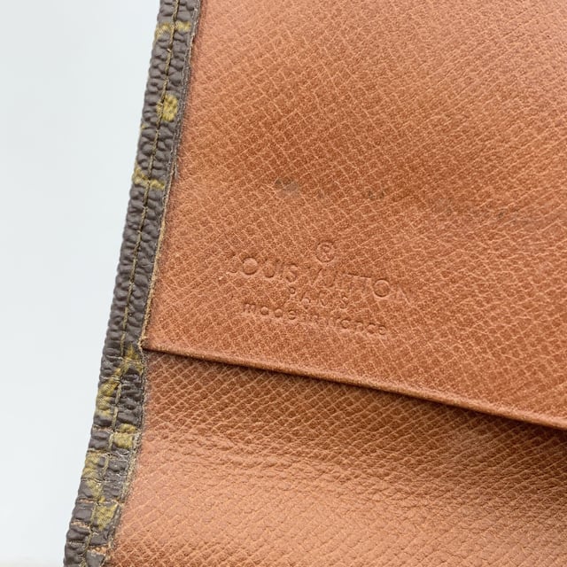 VINTAGE, RRP AS NEW
Step into timeless elegance with this Vintage Louis Vuitton 'Rabat' Clutch-a true testament to the brand's iconic craftsmanship and enduring style. Crafted from the classic brown monogram canvas, this chic piece exudes sophistication and luxury with every glance. The bag features a flap with a secure button closure, opening to reveal a sleek leather-lined interior that boasts both functionality and beauty. Beneath the flap, you'll find a handy zip pocket, while the reverse of the flap showcases an additional open pocket for easy access to your essentials.  The leather interior is just as refined, marked with the prestigious "LOUIS VUITTON Paris - made in France" engraving, further affirming its craftmanship. Inside, you'll also discover the engraved serial number, offering further peace of mind in knowing you're carrying a genuine Louis Vuitton creation. This stunning 'Rabat' clutch is perfect for those who appreciate the art of vintage luxury and wish to add a piece of fashion history to their collection. Condition Rating: B - VERY GOOD CONDITIONCondition Details: Gently used. Some light scratches on leather inside due to normal use. Please, see the photos and/or ask if you have any doubts or if you need more information.Measurements (cm):Depth: 2.5Height: 16.5Length: 22.9Other Details: Dustbag? NoKeys? NoBox? No Measurments:  width: 25 mm length: 229 mm height: 165 mm