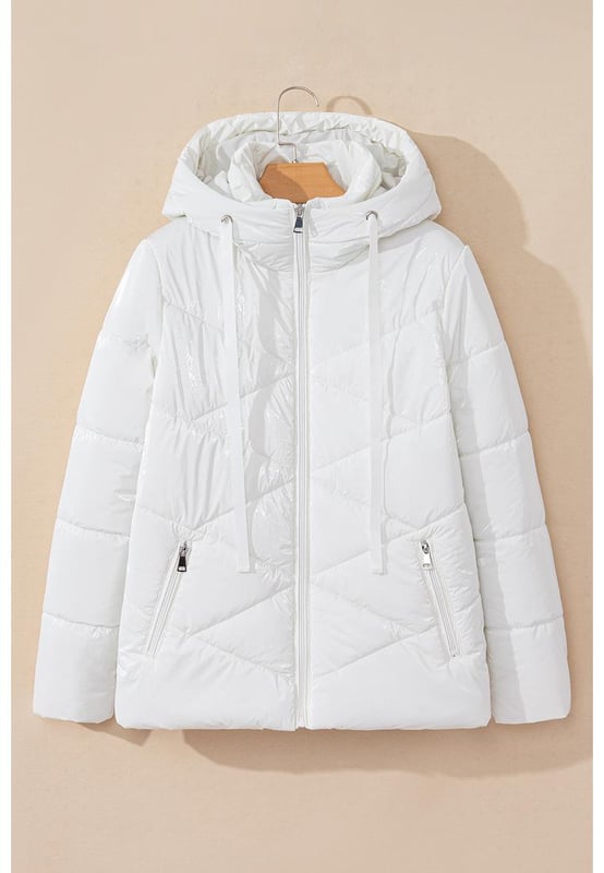 Opción práctica para el clima frío  
Diseño acolchado que proporciona aislamiento y textura  
Diseño con capucha y cordón para mayor calidez  
Frente con cremallera para ventilación ajustable  
Adición versátil al guardarropa de invierno  
Material: 100% Poliamida
