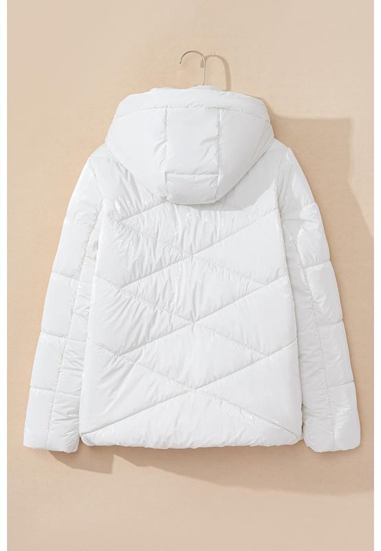 Opción práctica para el clima frío  
Diseño acolchado que proporciona aislamiento y textura  
Diseño con capucha y cordón para mayor calidez  
Frente con cremallera para ventilación ajustable  
Adición versátil al guardarropa de invierno  
Material: 100% Poliamida