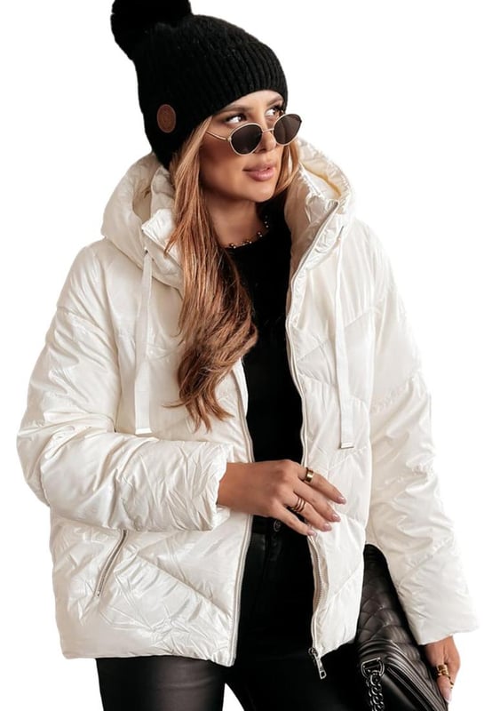 Opción práctica para el clima frío  
Diseño acolchado que proporciona aislamiento y textura  
Diseño con capucha y cordón para mayor calidez  
Frente con cremallera para ventilación ajustable  
Adición versátil al guardarropa de invierno  
Material: 100% Poliamida