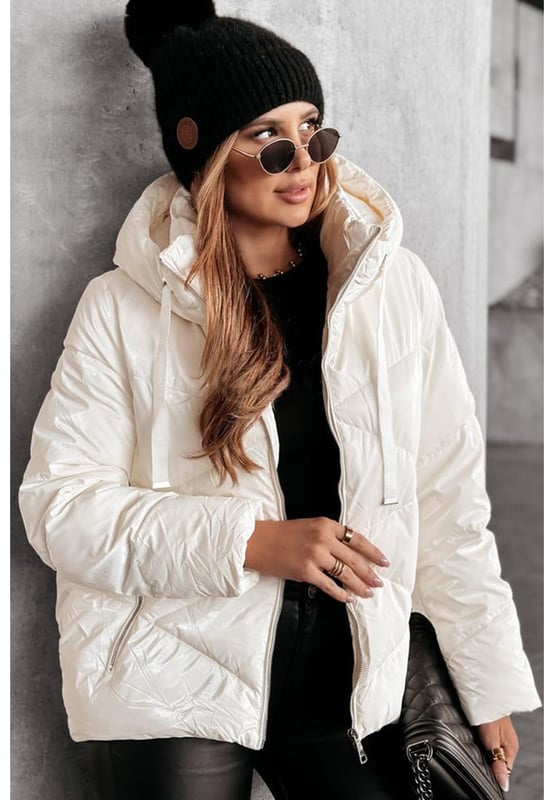 Opción práctica para el clima frío  
Diseño acolchado que proporciona aislamiento y textura  
Diseño con capucha y cordón para mayor calidez  
Frente con cremallera para ventilación ajustable  
Adición versátil al guardarropa de invierno  
Material: 100% Poliamida