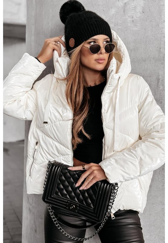 Opción práctica para el clima frío  
Diseño acolchado que proporciona aislamiento y textura  
Diseño con capucha y cordón para mayor calidez  
Frente con cremallera para ventilación ajustable  
Adición versátil al guardarropa de invierno  
Material: 100% Poliamida