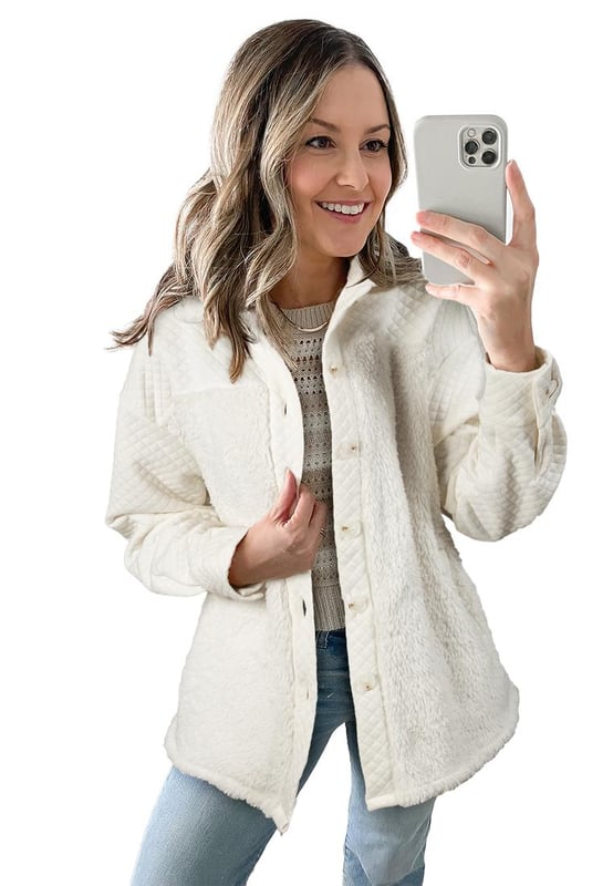 White solid color shacket
  Quilted design adds texture and warmth
  Sherpa lining for cozy comfort
  Button
  up closure for a timeless shirt
  style look
  Versatile styling option
Material: 97% Polyester 3% Elastane