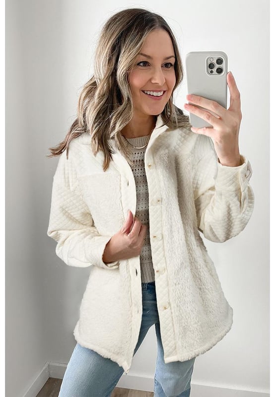 White solid color shacket
  Quilted design adds texture and warmth
  Sherpa lining for cozy comfort
  Button
  up closure for a timeless shirt
  style look
  Versatile styling option
Material: 97% Polyester 3% Elastane