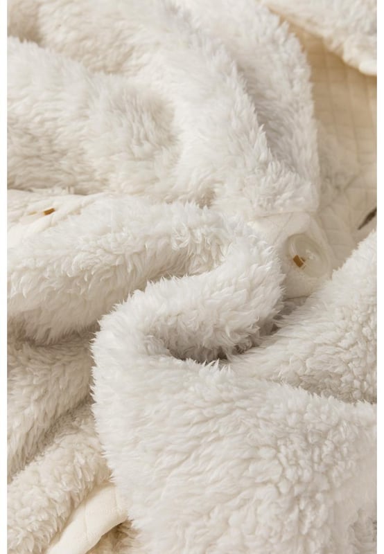 White solid color shacket
  Quilted design adds texture and warmth
  Sherpa lining for cozy comfort
  Button
  up closure for a timeless shirt
  style look
  Versatile styling option
Material: 97% Polyester 3% Elastane