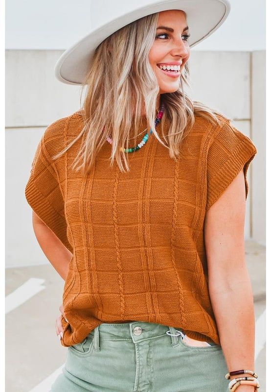 Suéter corto de manga corta texturizado en cuadrícula castaña  
Estilo atemporal con un aspecto elegante y un toque interesante  
Cuello redondo, mangas cortas y corte relajado para mayor comodidad  
Perfecto para combinar con unos jeans y botas  
Los suéteres de dropshipping son populares entre las mujeres modernas  
Alta elasticidad  
Disponible en tallas S, M, L y XL  
Consulta la tabla de tallas para el ajuste perfecto  
Material: 55% acrílico 45% algodón