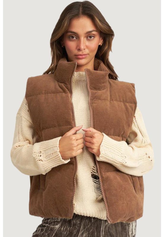 Material de pana sofisticado y acogedor  
Diseño de cuello alto para mayor elegancia y calidez  
Cierre de cremallera para un uso fácil y un aspecto elegante  
Estilo de abrigo acolchado que añade aislamiento y una declaración de moda  
