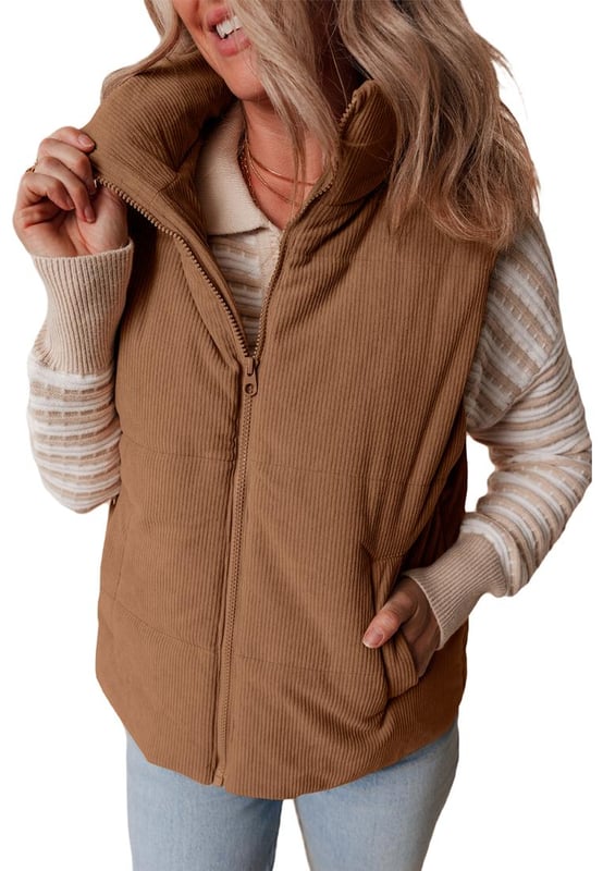 Material de pana sofisticado y acogedor  
Diseño de cuello alto para mayor elegancia y calidez  
Cierre de cremallera para un uso fácil y un aspecto elegante  
Estilo de abrigo acolchado que añade aislamiento y una declaración de moda  
