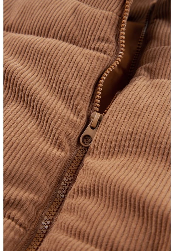 Material de pana sofisticado y acogedor  
Diseño de cuello alto para mayor elegancia y calidez  
Cierre de cremallera para un uso fácil y un aspecto elegante  
Estilo de abrigo acolchado que añade aislamiento y una declaración de moda  
