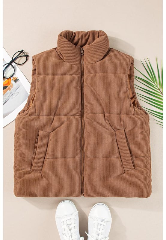 Material de pana sofisticado y acogedor  
Diseño de cuello alto para mayor elegancia y calidez  
Cierre de cremallera para un uso fácil y un aspecto elegante  
Estilo de abrigo acolchado que añade aislamiento y una declaración de moda  
