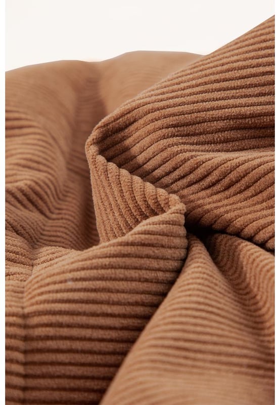 Material de pana sofisticado y acogedor  
Diseño de cuello alto para mayor elegancia y calidez  
Cierre de cremallera para un uso fácil y un aspecto elegante  
Estilo de abrigo acolchado que añade aislamiento y una declaración de moda  

