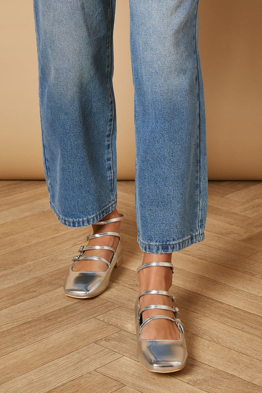 Triple Mary Jane strap design for a secure fit
        Square toe shape adds a modern twist
        Faux patent leather finish for a glossy look
        Flat heel between 0 and 2cm for all-day comfort
        Versatile ballerina style suitable for various occasions
    
    Step out in style with these charming Lavinia ballerinas from Oasis. The triple Mary Jane strap design not only ensures a secure fit but also adds a playful, feminine touch to your ensemble. The square toe shape brings a contemporary edge to this classic silhouette, while the faux patent leather finish lends a luxe, glossy appearance. Perfect for those who prioritise both style and comfort, these flats feature a heel height between 0 and 2cm, making them ideal for extended wear. Pair these versatile ballerinas with cropped jeans and a flowing blouse for a casual day out, or team them with a floral dress for a garden party. Their adaptable nature makes them suitable for various casual events, from family gatherings to weekend brunches, offering a chic alternative to heels without compromising on elegance.