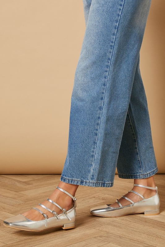 Triple Mary Jane strap design for a secure fit
        Square toe shape adds a modern twist
        Faux patent leather finish for a glossy look
        Flat heel between 0 and 2cm for all-day comfort
        Versatile ballerina style suitable for various occasions
    
    Step out in style with these charming Lavinia ballerinas from Oasis. The triple Mary Jane strap design not only ensures a secure fit but also adds a playful, feminine touch to your ensemble. The square toe shape brings a contemporary edge to this classic silhouette, while the faux patent leather finish lends a luxe, glossy appearance. Perfect for those who prioritise both style and comfort, these flats feature a heel height between 0 and 2cm, making them ideal for extended wear. Pair these versatile ballerinas with cropped jeans and a flowing blouse for a casual day out, or team them with a floral dress for a garden party. Their adaptable nature makes them suitable for various casual events, from family gatherings to weekend brunches, offering a chic alternative to heels without compromising on elegance.