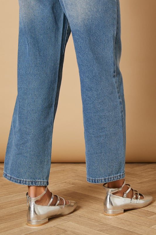 Triple Mary Jane strap design for a secure fit
        Square toe shape adds a modern twist
        Faux patent leather finish for a glossy look
        Flat heel between 0 and 2cm for all-day comfort
        Versatile ballerina style suitable for various occasions
    
    Step out in style with these charming Lavinia ballerinas from Oasis. The triple Mary Jane strap design not only ensures a secure fit but also adds a playful, feminine touch to your ensemble. The square toe shape brings a contemporary edge to this classic silhouette, while the faux patent leather finish lends a luxe, glossy appearance. Perfect for those who prioritise both style and comfort, these flats feature a heel height between 0 and 2cm, making them ideal for extended wear. Pair these versatile ballerinas with cropped jeans and a flowing blouse for a casual day out, or team them with a floral dress for a garden party. Their adaptable nature makes them suitable for various casual events, from family gatherings to weekend brunches, offering a chic alternative to heels without compromising on elegance.