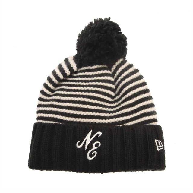 New Era Jake Knit Beanie in black.- Upturned cuff.- Bobble on top.- Knitted striped crown.- New Era Heritage Connect logo on front.- New Era Flag embroidered on left.- Fleece lining.- 90% Polyester  10% Lana.- Ref: 60565218