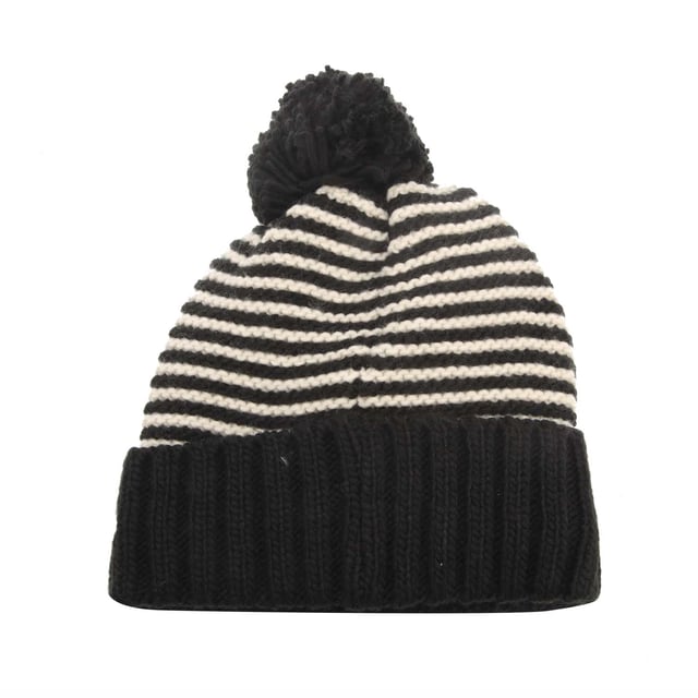 New Era Jake Knit Beanie in black.- Upturned cuff.- Bobble on top.- Knitted striped crown.- New Era Heritage Connect logo on front.- New Era Flag embroidered on left.- Fleece lining.- 90% Polyester  10% Lana.- Ref: 60565218