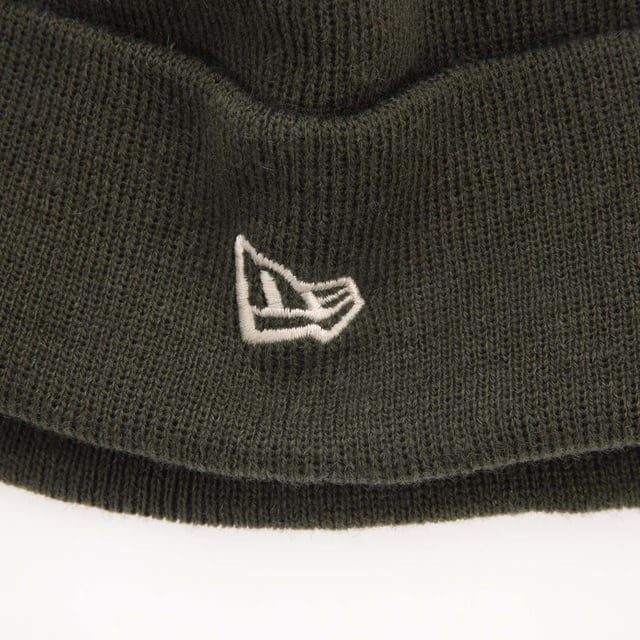 New Era Short Cuff Knit Beanie in green.- Knitted crown.- Upturned cuff.- New Era Flag embroidered on left.- 70% Acrylic  30% Wool.- Ref: 60565450