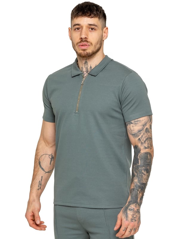 Das Enzo Milano Poloshirt besticht durch ein anspruchsvolles Kragendesign mit einem Viertelreißverschluss, das eine moderne Wendung eines klassischen Stils bietet. Die kurzen Ärmel und der sorgfältig genähte Saum tragen zu einem polierten, raffinierten Erscheinungsbild bei, das sich sowohl für legere als auch semi-formelle Anlässe eignet. Hergestellt aus hochwertigem Stretchstoff, gewährleistet dieses Poloshirt außergewöhnlichen Komfort und Bewegungsfreiheit, was es zur idealen Wahl für den ganzen Tag macht.