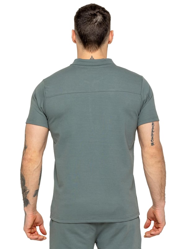 Das Enzo Milano Poloshirt besticht durch ein anspruchsvolles Kragendesign mit einem Viertelreißverschluss, das eine moderne Wendung eines klassischen Stils bietet. Die kurzen Ärmel und der sorgfältig genähte Saum tragen zu einem polierten, raffinierten Erscheinungsbild bei, das sich sowohl für legere als auch semi-formelle Anlässe eignet. Hergestellt aus hochwertigem Stretchstoff, gewährleistet dieses Poloshirt außergewöhnlichen Komfort und Bewegungsfreiheit, was es zur idealen Wahl für den ganzen Tag macht.