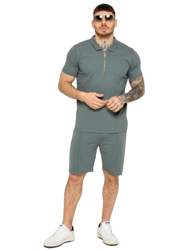 Das Enzo Milano Poloshirt besticht durch ein anspruchsvolles Kragendesign mit einem Viertelreißverschluss, das eine moderne Wendung eines klassischen Stils bietet. Die kurzen Ärmel und der sorgfältig genähte Saum tragen zu einem polierten, raffinierten Erscheinungsbild bei, das sich sowohl für legere als auch semi-formelle Anlässe eignet. Hergestellt aus hochwertigem Stretchstoff, gewährleistet dieses Poloshirt außergewöhnlichen Komfort und Bewegungsfreiheit, was es zur idealen Wahl für den ganzen Tag macht.