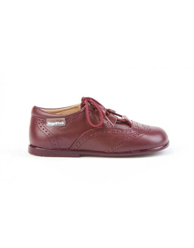 Las inglesitas de siempre, suaves y blanditas. Ideales para los pies de los más pequeños. Zapato tipo inglesita fabricado en napa de piel bovina con sistema de cierre de cordones. La parte interior está fabricada con forro de piel natural, protector de punteras y talones, planta con puente anatómico y suela de goma antideslizante. Calzado diseñado y fabricado en España.