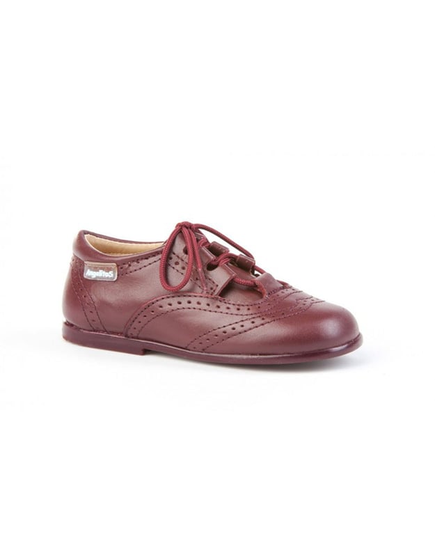 Las inglesitas de siempre, suaves y blanditas. Ideales para los pies de los más pequeños. Zapato tipo inglesita fabricado en napa de piel bovina con sistema de cierre de cordones. La parte interior está fabricada con forro de piel natural, protector de punteras y talones, planta con puente anatómico y suela de goma antideslizante. Calzado diseñado y fabricado en España.