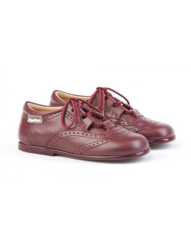Las inglesitas de siempre, suaves y blanditas. Ideales para los pies de los más pequeños. Zapato tipo inglesita fabricado en napa de piel bovina con sistema de cierre de cordones. La parte interior está fabricada con forro de piel natural, protector de punteras y talones, planta con puente anatómico y suela de goma antideslizante. Calzado diseñado y fabricado en España.