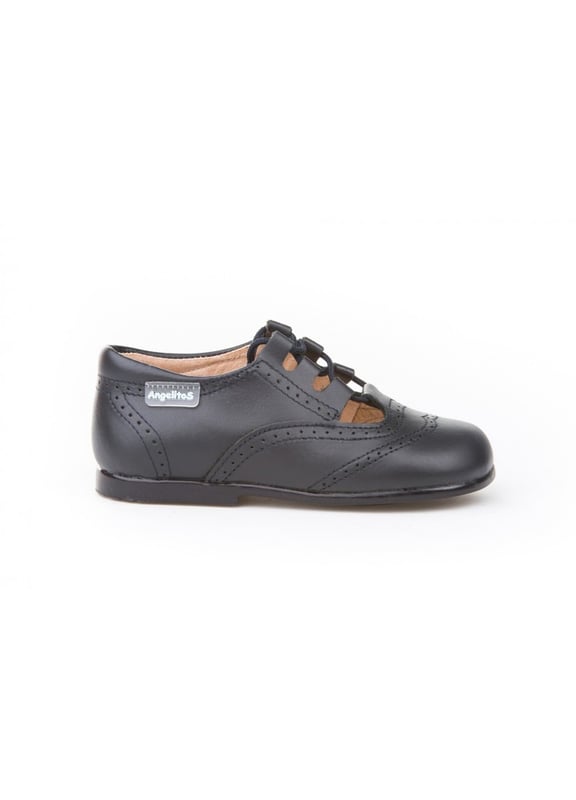 Las inglesitas de siempre, suaves y blanditas. Ideales para los pies de los más pequeños. Zapato tipo inglesita fabricado en napa de piel bovina con sistema de cierre de cordones. La parte interior está fabricada con forro de piel natural, protector de punteras y talones, planta con puente anatómico y suela de goma antideslizante. Calzado diseñado y fabricado en España.