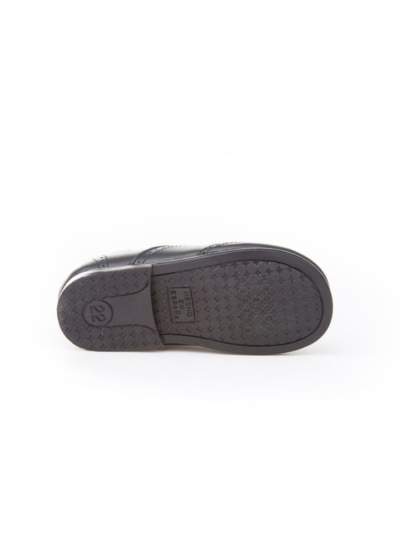 Las inglesitas de siempre, suaves y blanditas. Ideales para los pies de los más pequeños. Zapato tipo inglesita fabricado en napa de piel bovina con sistema de cierre de cordones. La parte interior está fabricada con forro de piel natural, protector de punteras y talones, planta con puente anatómico y suela de goma antideslizante. Calzado diseñado y fabricado en España.