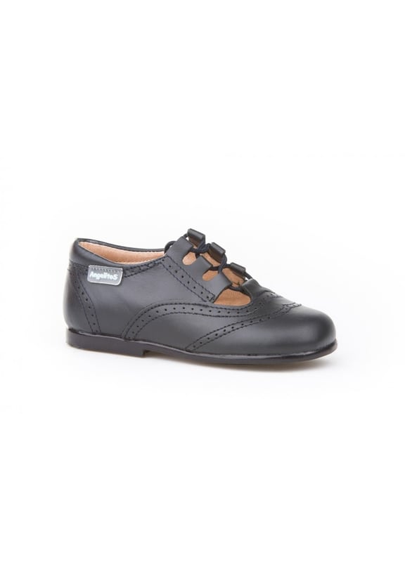 Las inglesitas de siempre, suaves y blanditas. Ideales para los pies de los más pequeños. Zapato tipo inglesita fabricado en napa de piel bovina con sistema de cierre de cordones. La parte interior está fabricada con forro de piel natural, protector de punteras y talones, planta con puente anatómico y suela de goma antideslizante. Calzado diseñado y fabricado en España.