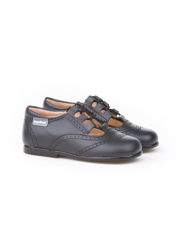 Las inglesitas de siempre, suaves y blanditas. Ideales para los pies de los más pequeños. Zapato tipo inglesita fabricado en napa de piel bovina con sistema de cierre de cordones. La parte interior está fabricada con forro de piel natural, protector de punteras y talones, planta con puente anatómico y suela de goma antideslizante. Calzado diseñado y fabricado en España.