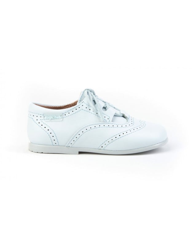 Las inglesitas de siempre, suaves y blanditas. Ideales para los pies de los más pequeños. Zapato tipo inglesita fabricado en napa de piel bovina con sistema de cierre de cordones. La parte interior está fabricada con forro de piel natural, protector de punteras y talones, planta con puente anatómico y suela de goma antideslizante. Calzado diseñado y fabricado en España.