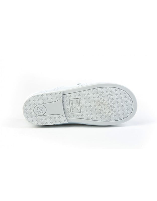 Las inglesitas de siempre, suaves y blanditas. Ideales para los pies de los más pequeños. Zapato tipo inglesita fabricado en napa de piel bovina con sistema de cierre de cordones. La parte interior está fabricada con forro de piel natural, protector de punteras y talones, planta con puente anatómico y suela de goma antideslizante. Calzado diseñado y fabricado en España.