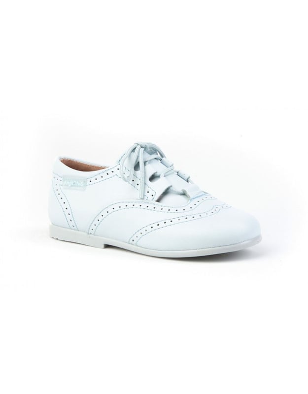 Las inglesitas de siempre, suaves y blanditas. Ideales para los pies de los más pequeños. Zapato tipo inglesita fabricado en napa de piel bovina con sistema de cierre de cordones. La parte interior está fabricada con forro de piel natural, protector de punteras y talones, planta con puente anatómico y suela de goma antideslizante. Calzado diseñado y fabricado en España.